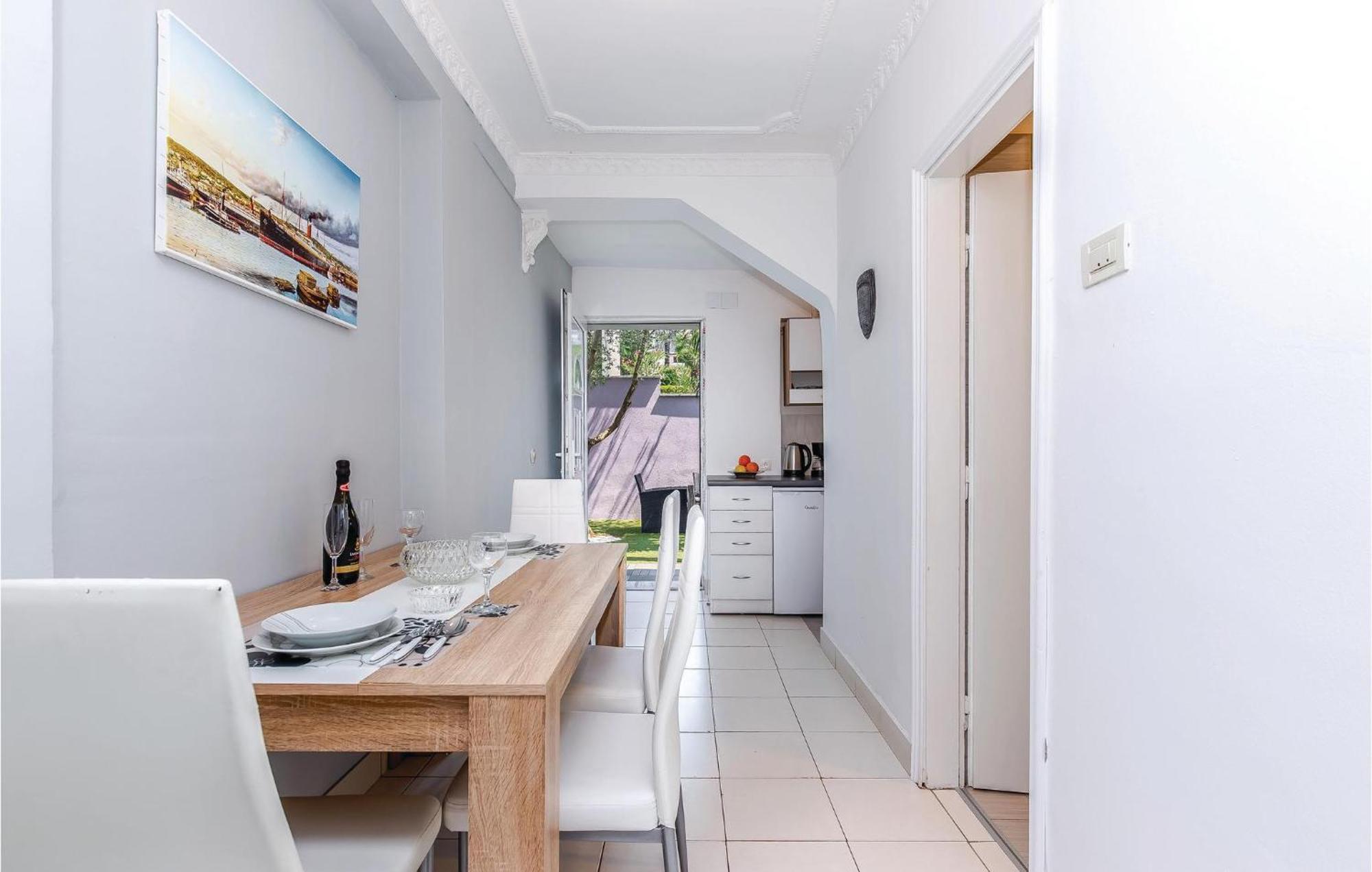 Stunning Apartment In Kostrena With Kitchen Extérieur photo
